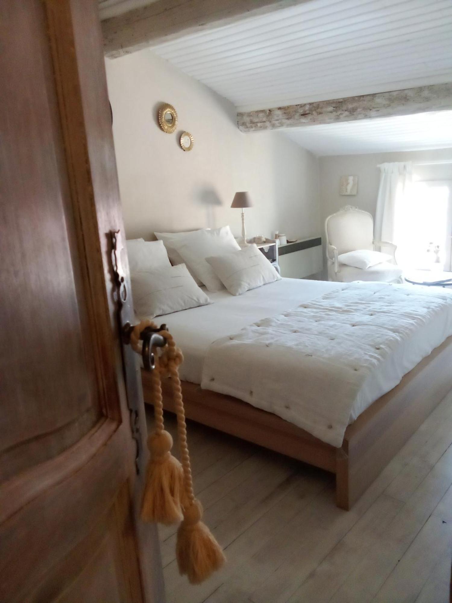 La Maison Perchee Aigues-Mortes Ruang foto